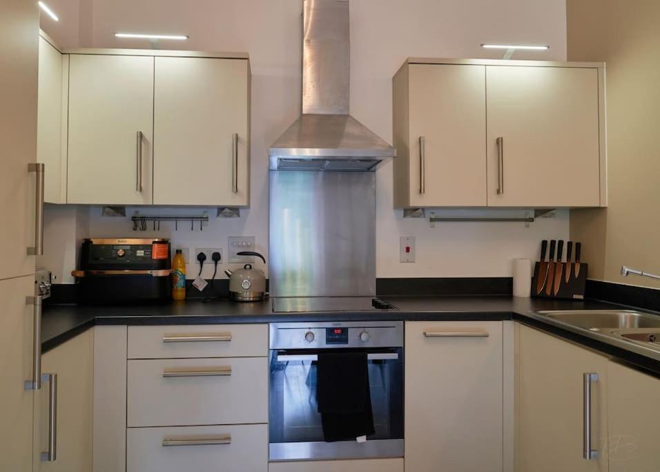 Stunning Luxury 2 Bed Apartment With En-Suite In Wokingham City Centre 外观 照片